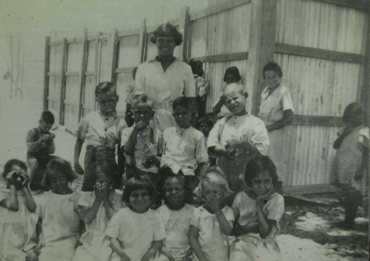 摩尔河原住民社区幼儿园团体贝蒂·卡梅伦(坐着)