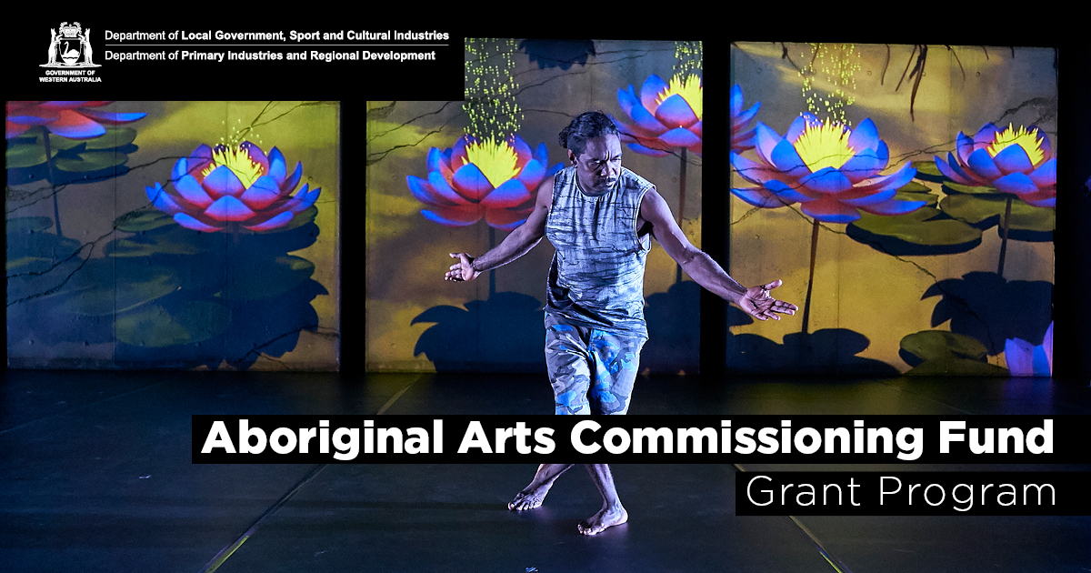 一位土著艺术家在舞台上表演，背景是彩色的荷花插图。