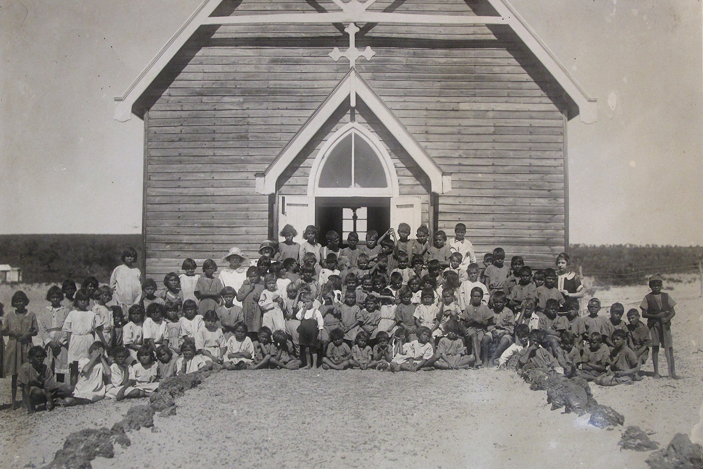 摩尔河定居教堂的土著儿童，由AHWA收藏提供。