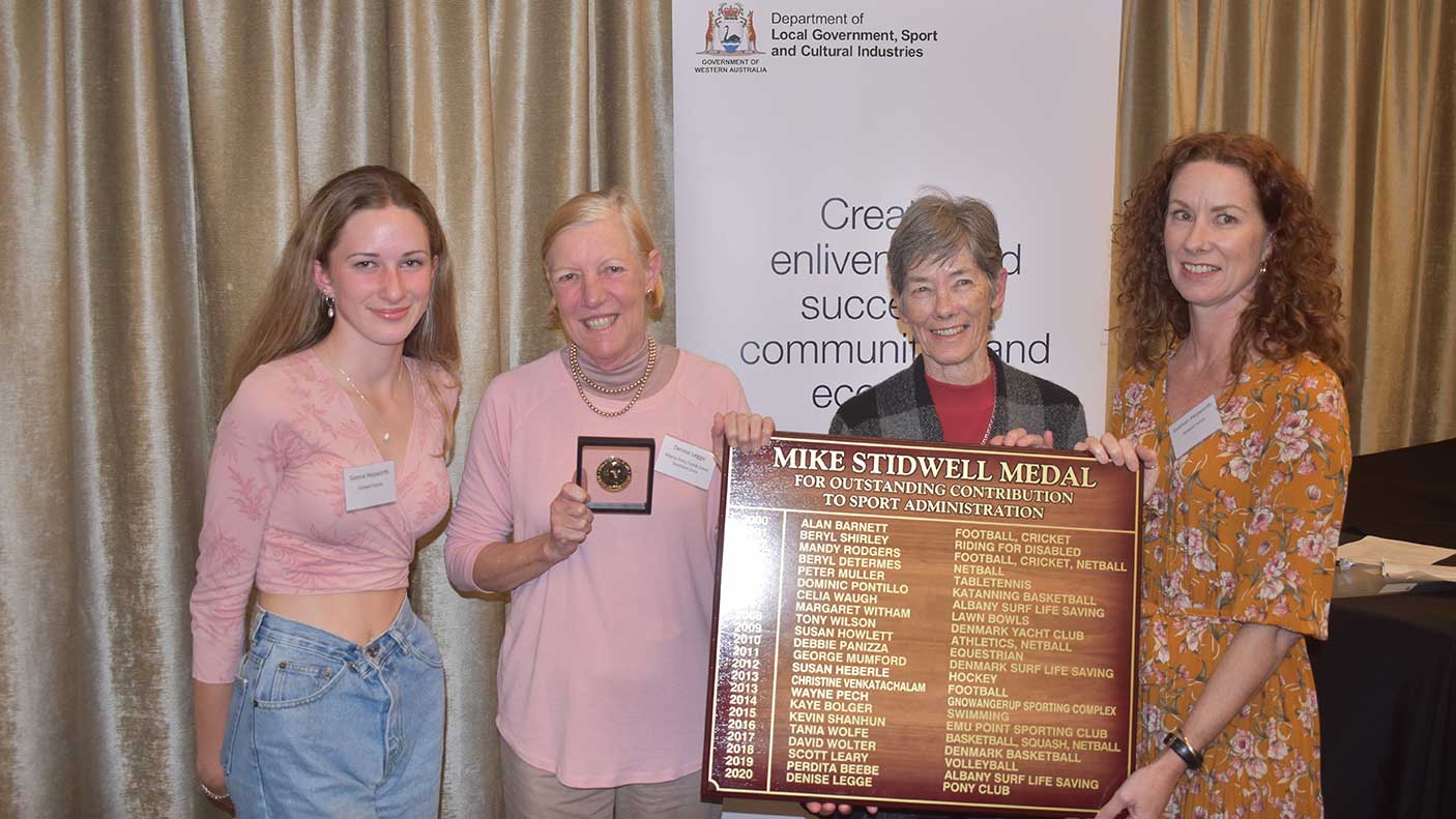 从左至右西耶娜·海普沃斯(迈克·斯蒂德威尔的孙女)、丹尼斯·莱格(获奖者)、吉尔·斯蒂德威尔和西沃恩·海普沃斯(迈克·斯蒂德威尔的女儿)。