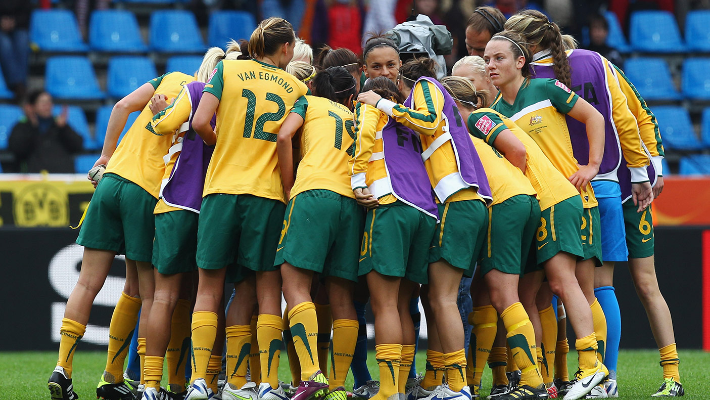 2011年女子世界杯D组比赛结束后，澳大利亚和赤道几内亚的球员在女子世界杯体育场相互依偎。