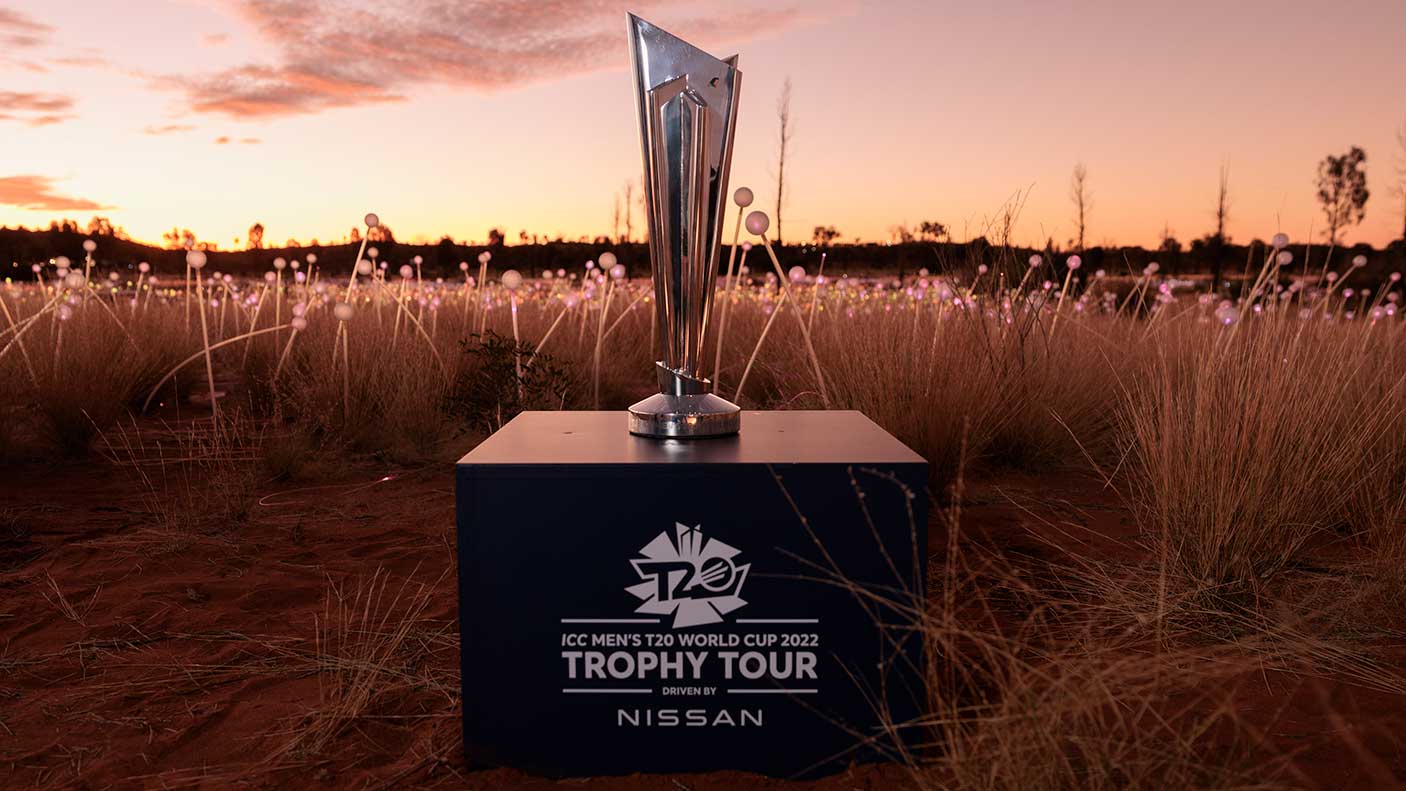 2022年8月8日，在澳大利亚乌鲁鲁，国际商会男子T20世界杯奖杯巡回赛的光场中拍摄的T20世界杯奖杯。图片:盖蒂图片社/布鲁克·米切尔/斯特林格
