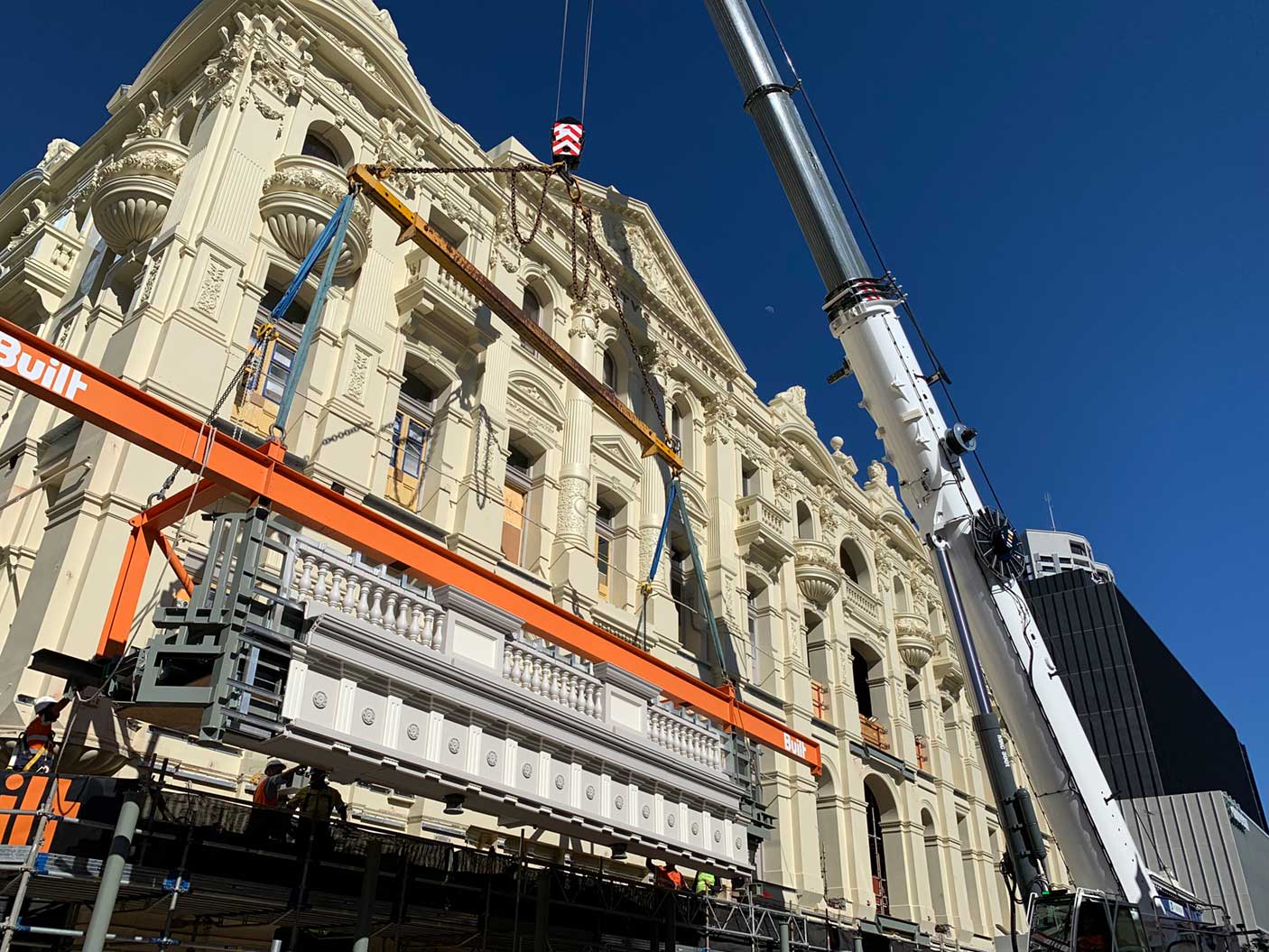 起重机正在吊起皇家剧院修复后的阳台