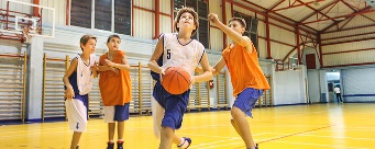 男孩打篮球