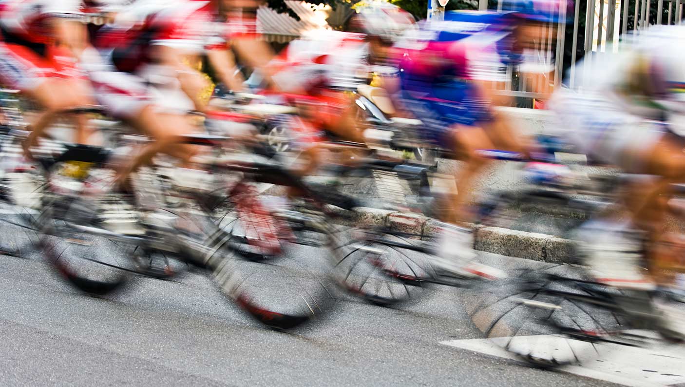 街头自行车比赛中自行车手的模糊图像