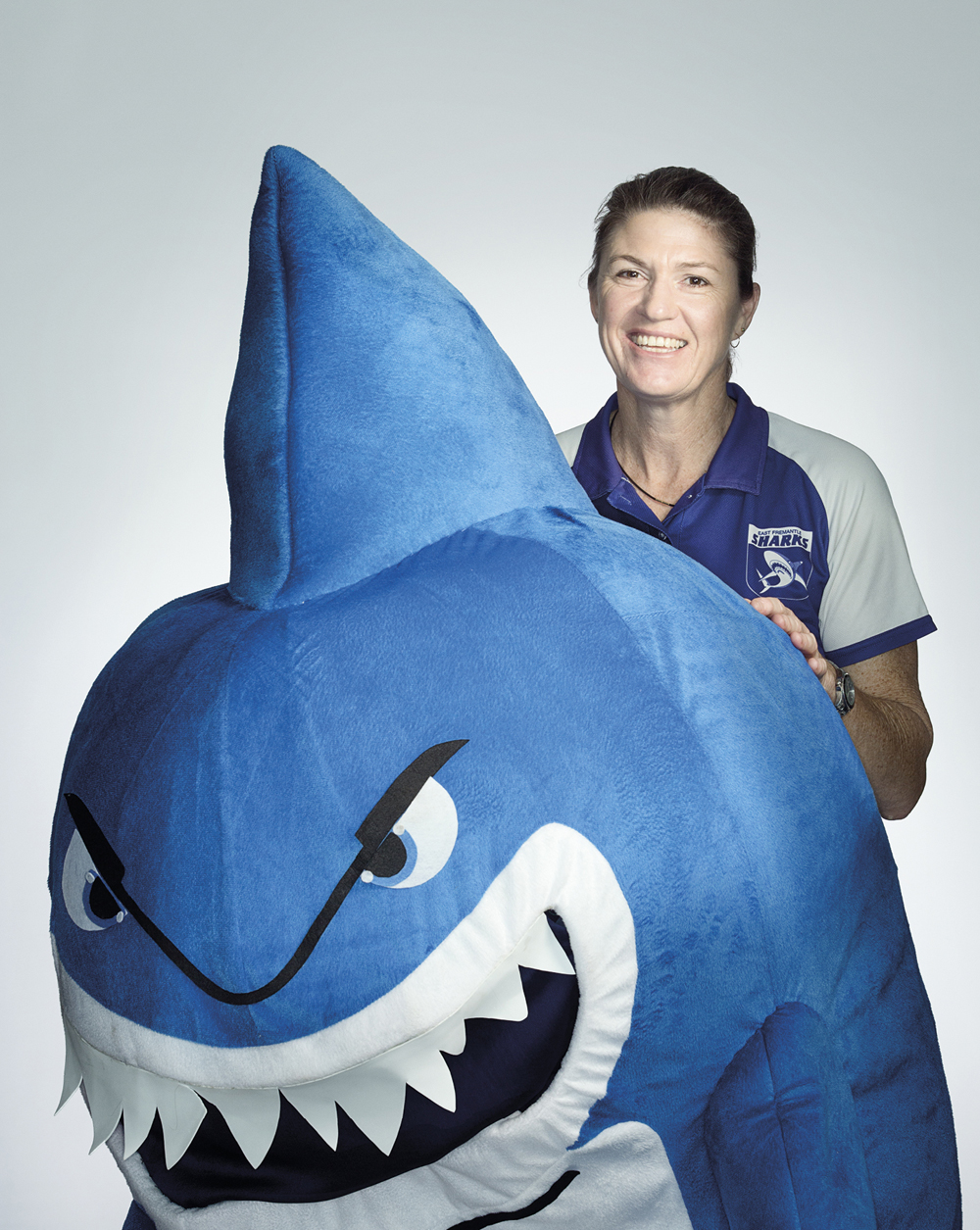 Lynette Smith穿着鲨鱼服装的肖像
