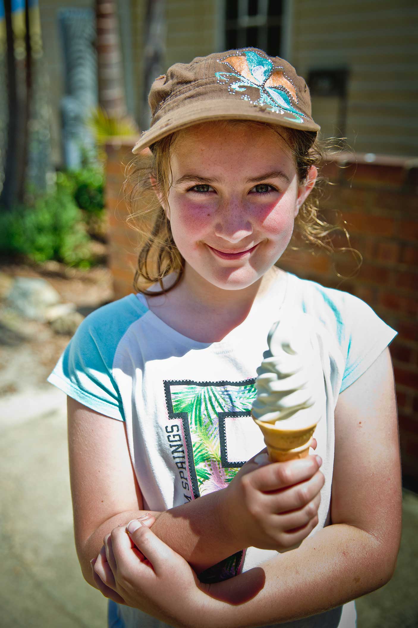 一个拿着冰淇淋的女孩