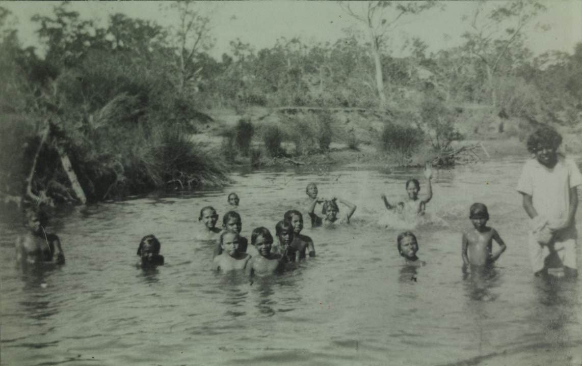 1937年摩尔河原住民定居点的女孩在摩尔河沐浴