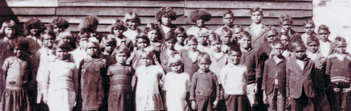 一张古老的黑白照片，照片上是玛格丽特山教会的土著儿童