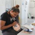 2017年专业发展披露-陶瓷。杰西卡·怀尔德摄。一个土著女孩正在画陶瓷花瓶。