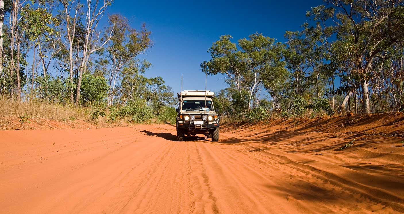 行驶在西澳大利亚北部Leveque角附近Dampier半岛的土路上。