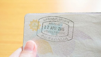 手持有澳大利亚移民印章的护照入境