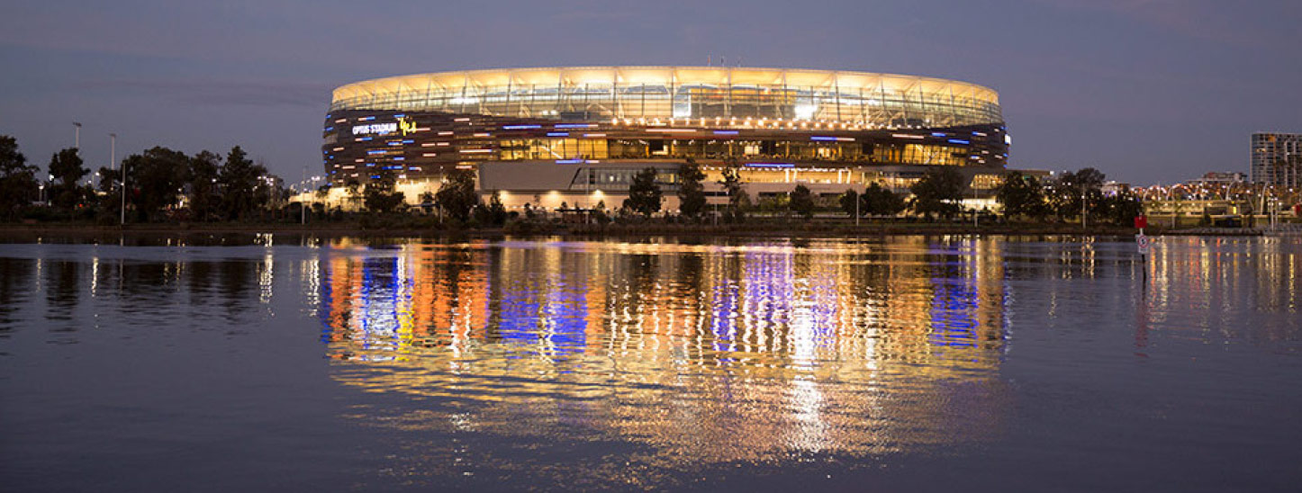 黄昏时分，天鹅河俯瞰奥普图斯体育场。