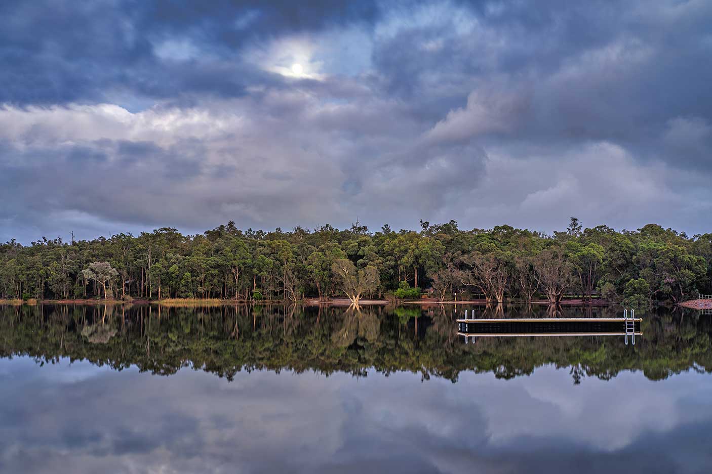 西澳大利亚奇德洛的Leschenaultia湖的天空风景
