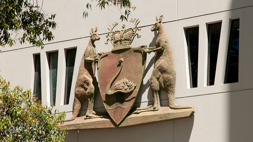 国会大厦上西澳大利亚州政府纹章的特写照片