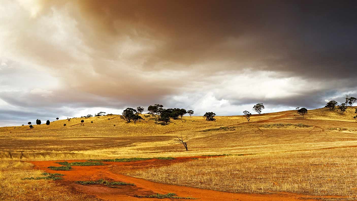 干旱农田上空的雷暴，今天瓦。图片来源:尼尔·普里查德摄影，盖蒂图片社