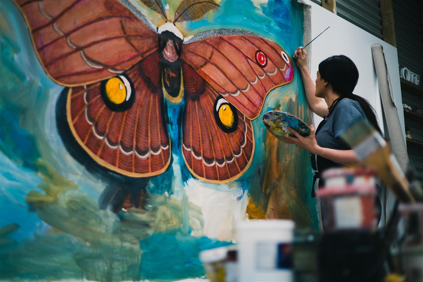 奥尔巴尼艺术家和创意网格学员切尔西霍普金斯艾伦画一个比生命更大的海伦娜口香糖蛾。