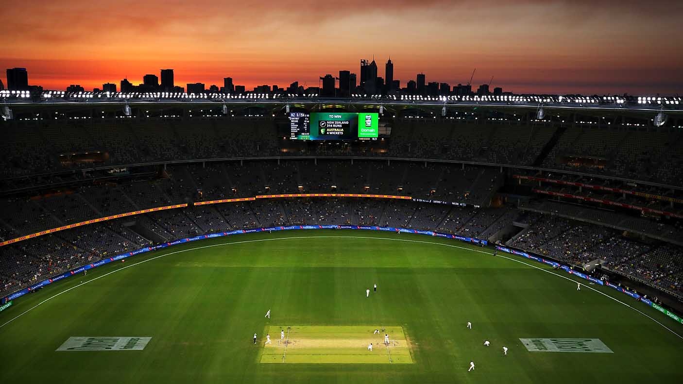 12月15日，在澳大利亚珀斯的Optus体育场，澳大利亚对新西兰的首场系列赛进行到第四天，日落时分的全景。