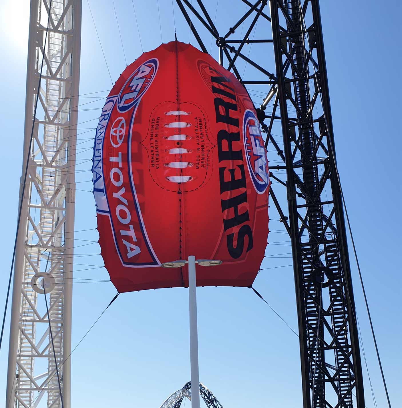 巨大的AFL谢林足球横幅展示在马塔加鲁普大桥上