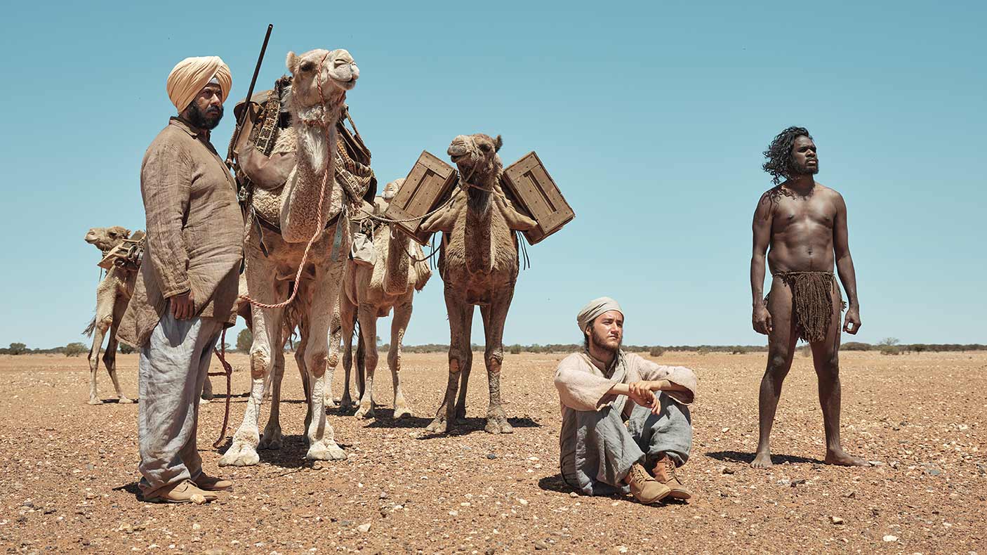 电影《熔炉》的剧照显示沙漠中的男人和骆驼