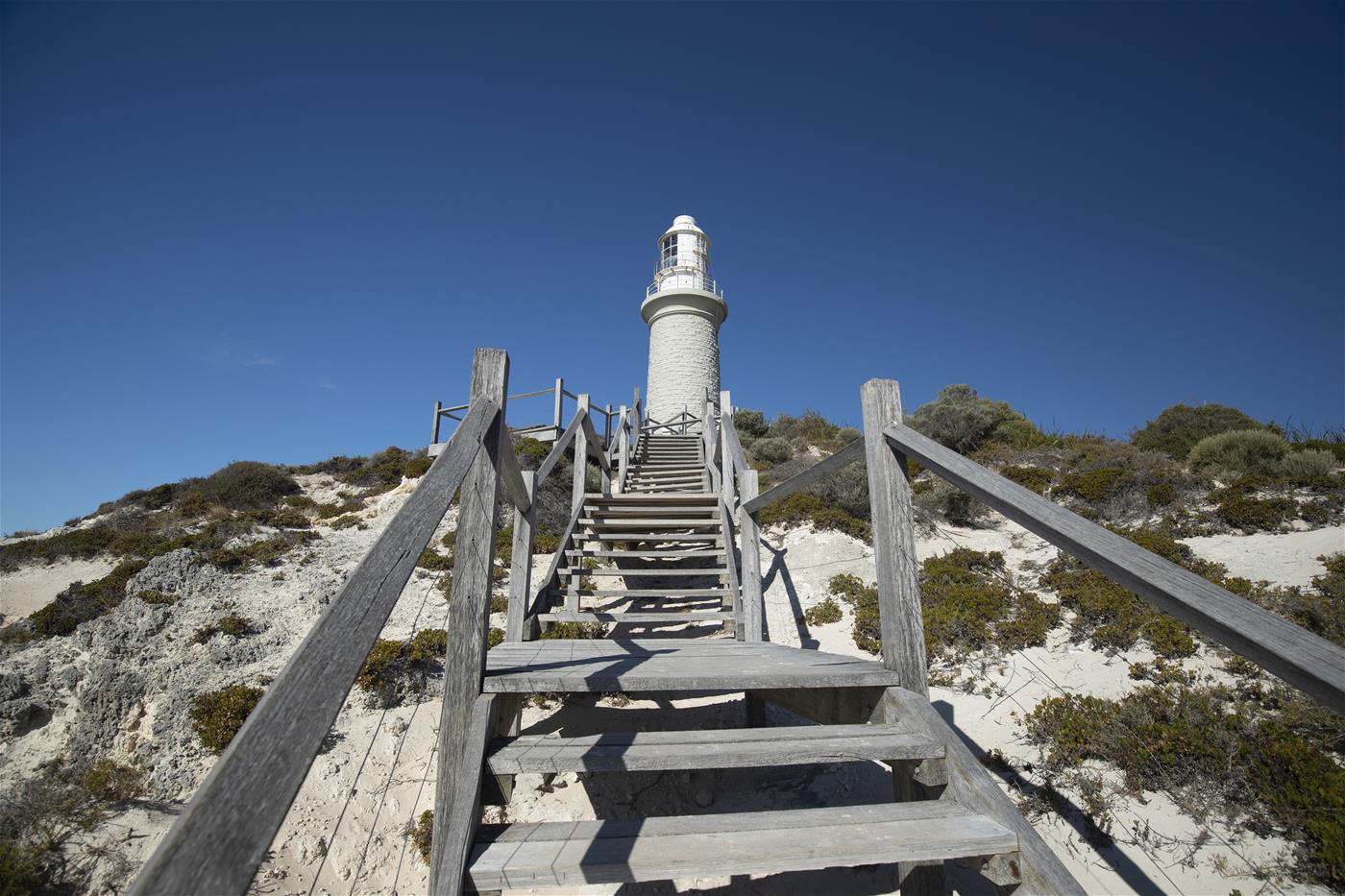 罗特内斯特岛灯塔就在海滩的台阶上。