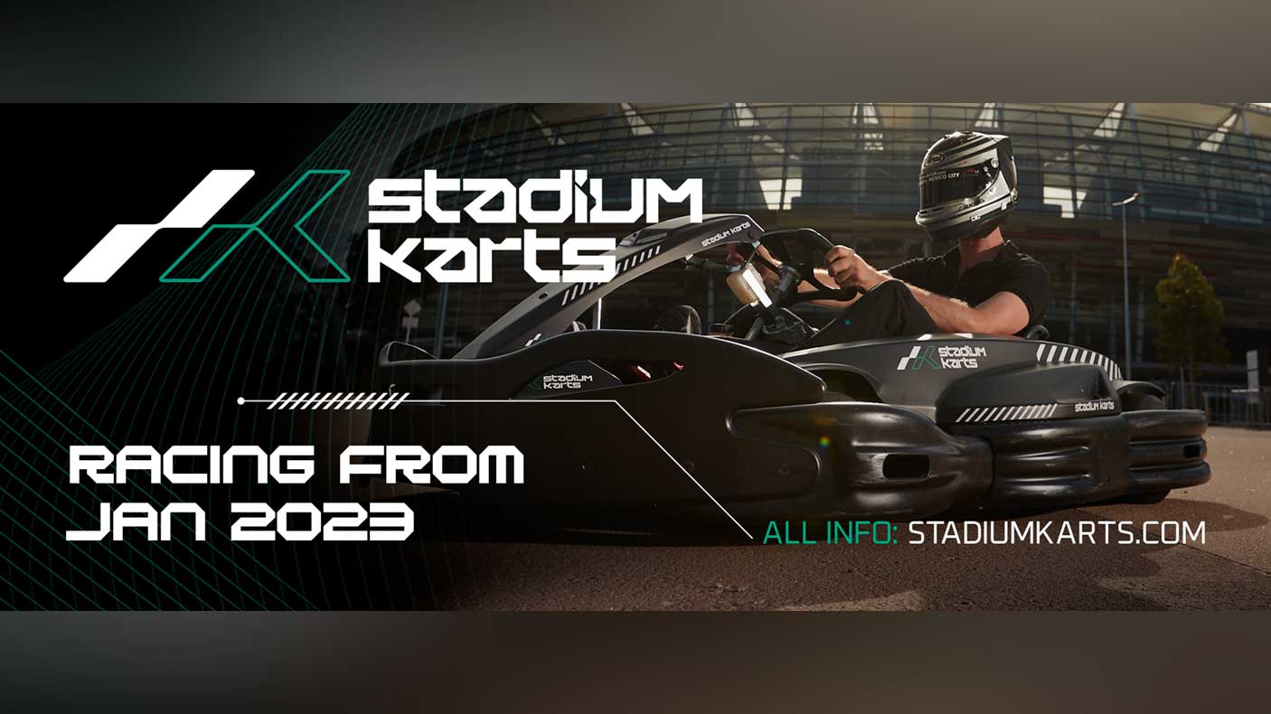 体育场卡丁车宣传横幅显示一个人在赛车卡丁车。文字上写着“从2023年1月开始比赛”