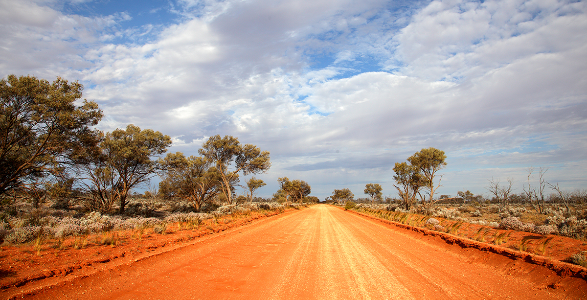 西澳大利亚偏远的碎石路