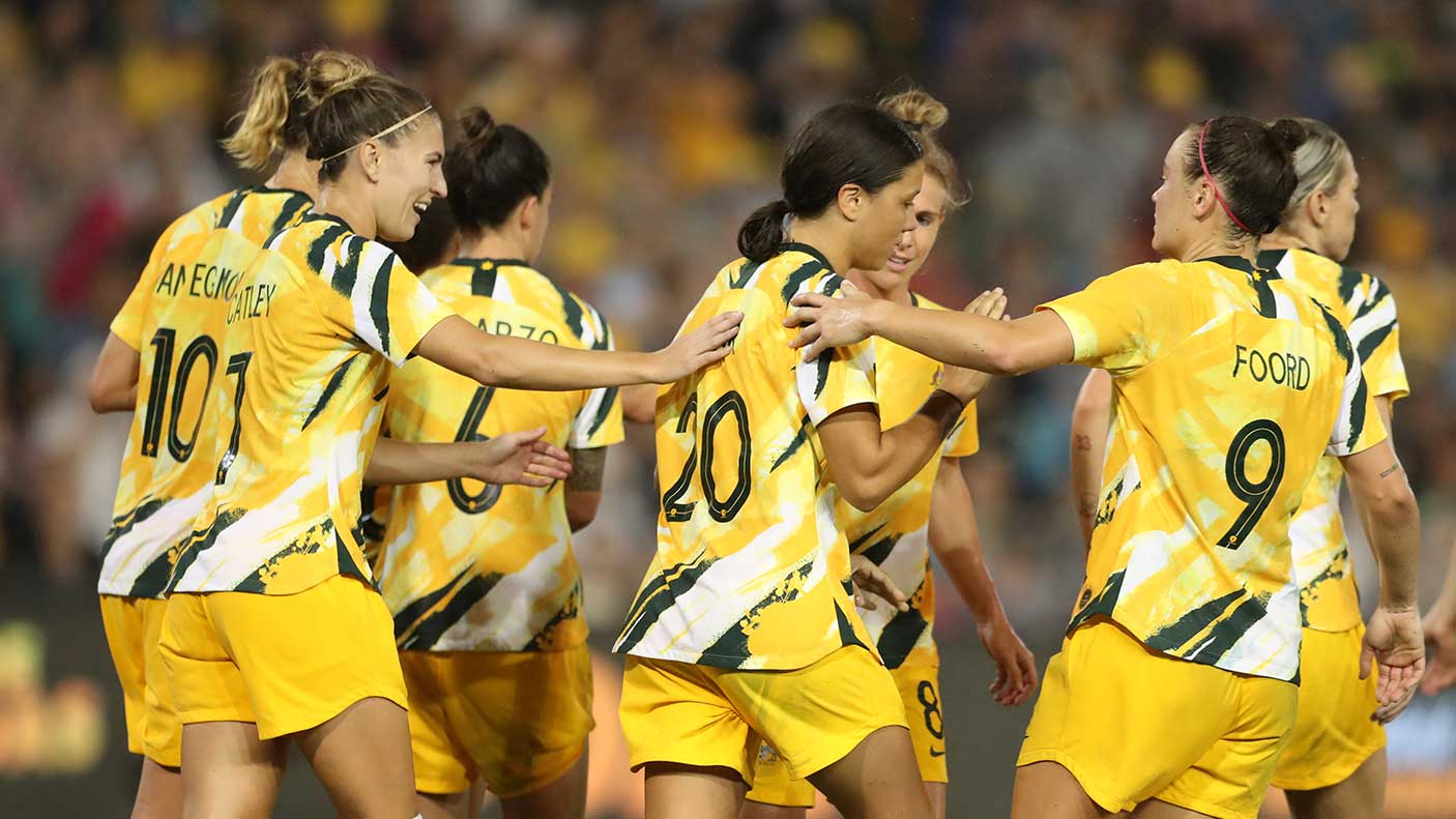 澳大利亚马蒂尔达斯队的萨姆·科尔在女子奥林匹克足球锦标赛附加赛中攻入一球后受到队友的祝贺