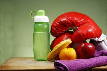 水果与拳击手套和水瓶的特写。