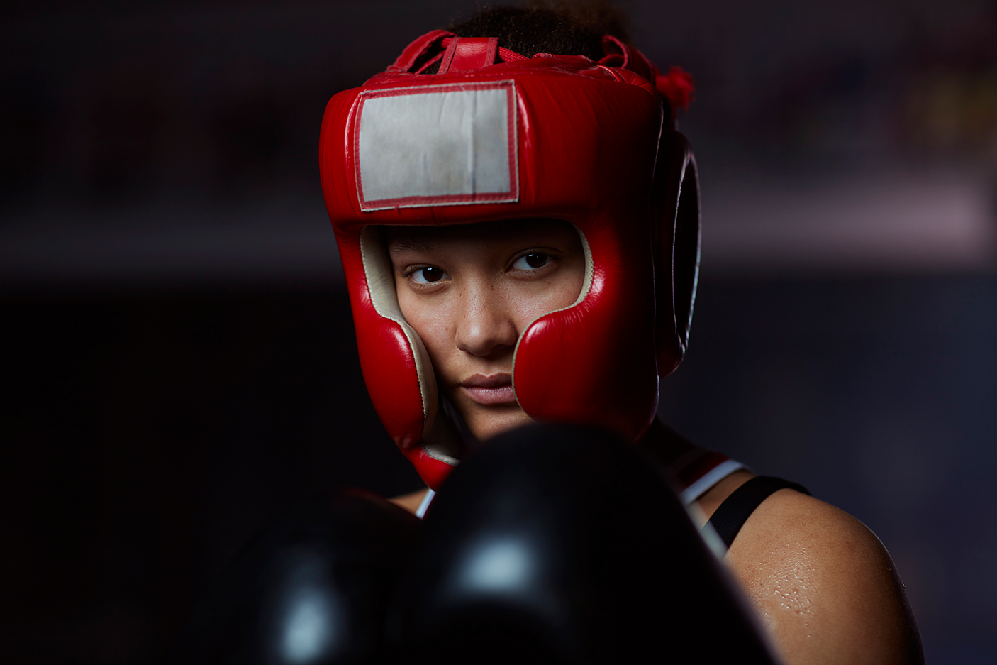 少年运动员拳击女孩的肖像-股票照片