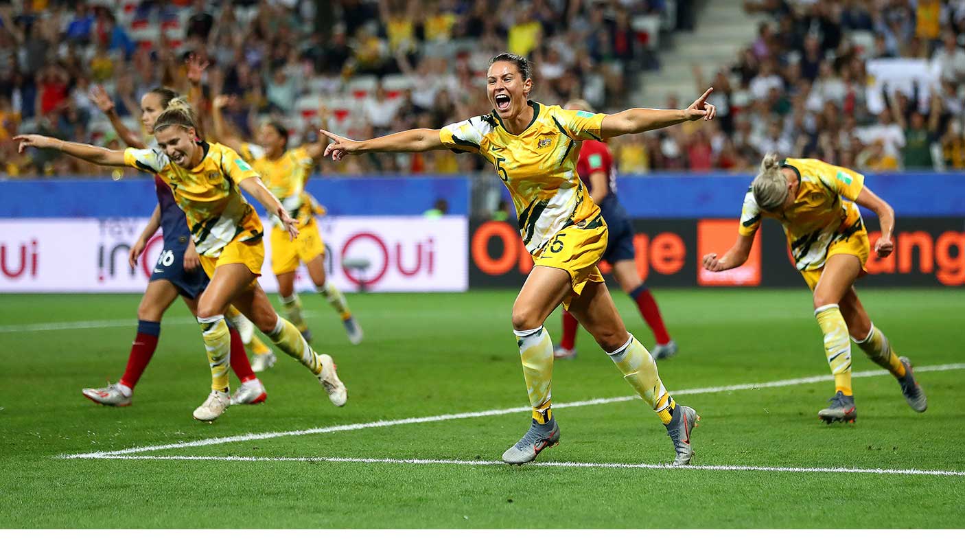 足球运动员在世界杯比赛中获胜后庆祝