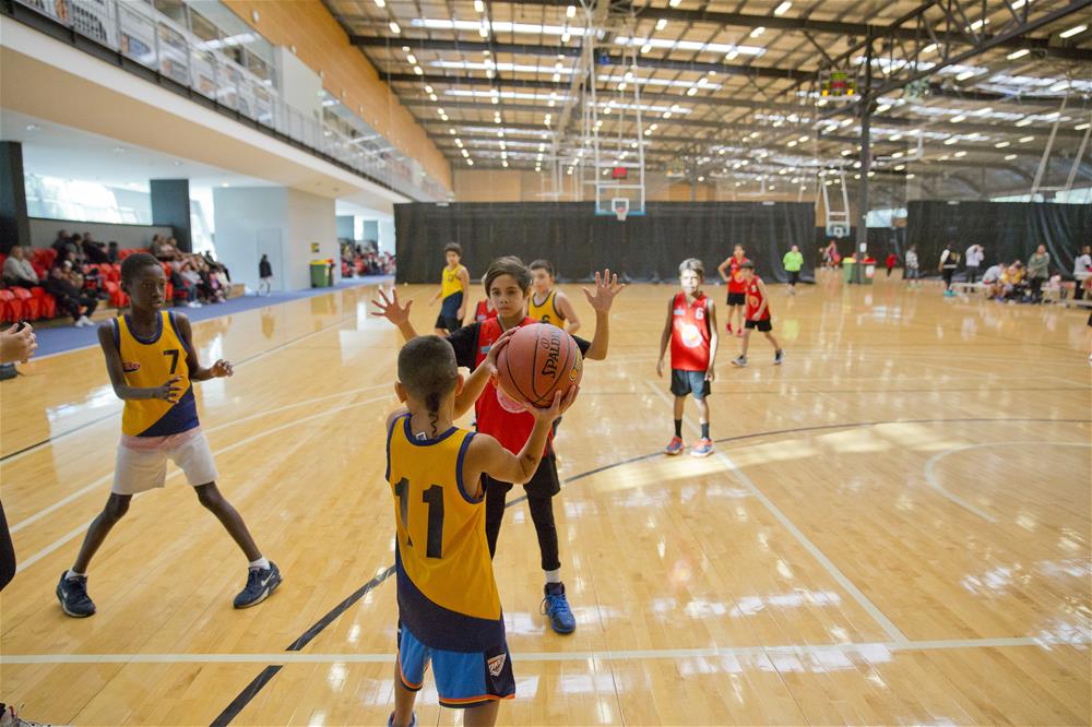 NAIDOC篮球比赛，参加者在Bendat篮球中心打球