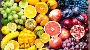 水果种类丰富多彩:橙子、柠檬、酸橙、橘子、葡萄、李子、葡萄柚、石榴、柿子、香蕉、樱桃、苹果、芒果、黑莓和蓝莓。